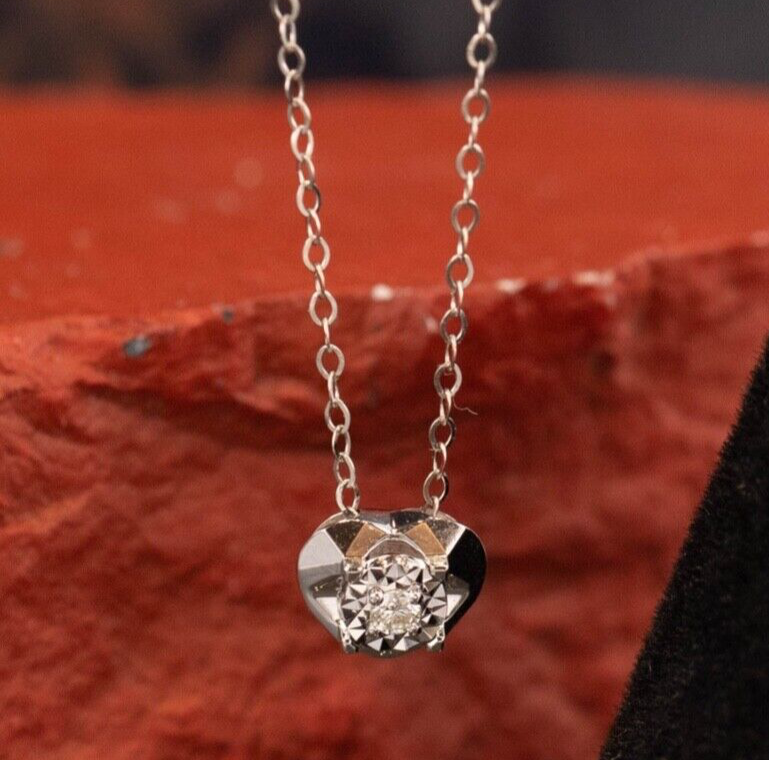 1 pc (approx) .023 Carat Diamond (VSI-SI Clarity; FG to GH Color) .23 Carat Face Diamond Illusion 18 Karat White Gold Length of Chain: 13.5” 14.5” 15.8” (Adjustable) Pendant is Detachable Imported Setting (approx) 0.95 grams