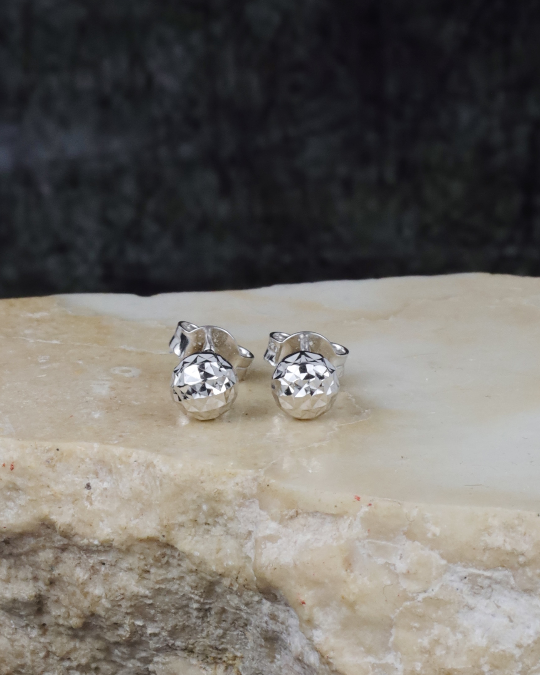 18K White Gold Stud Earrings ME10-WG
